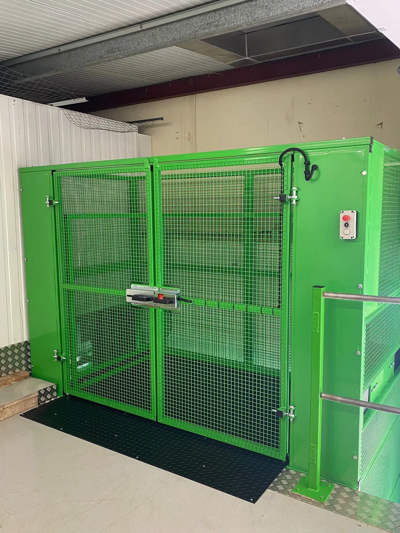Green 500kg Mezzanine Goods Lift