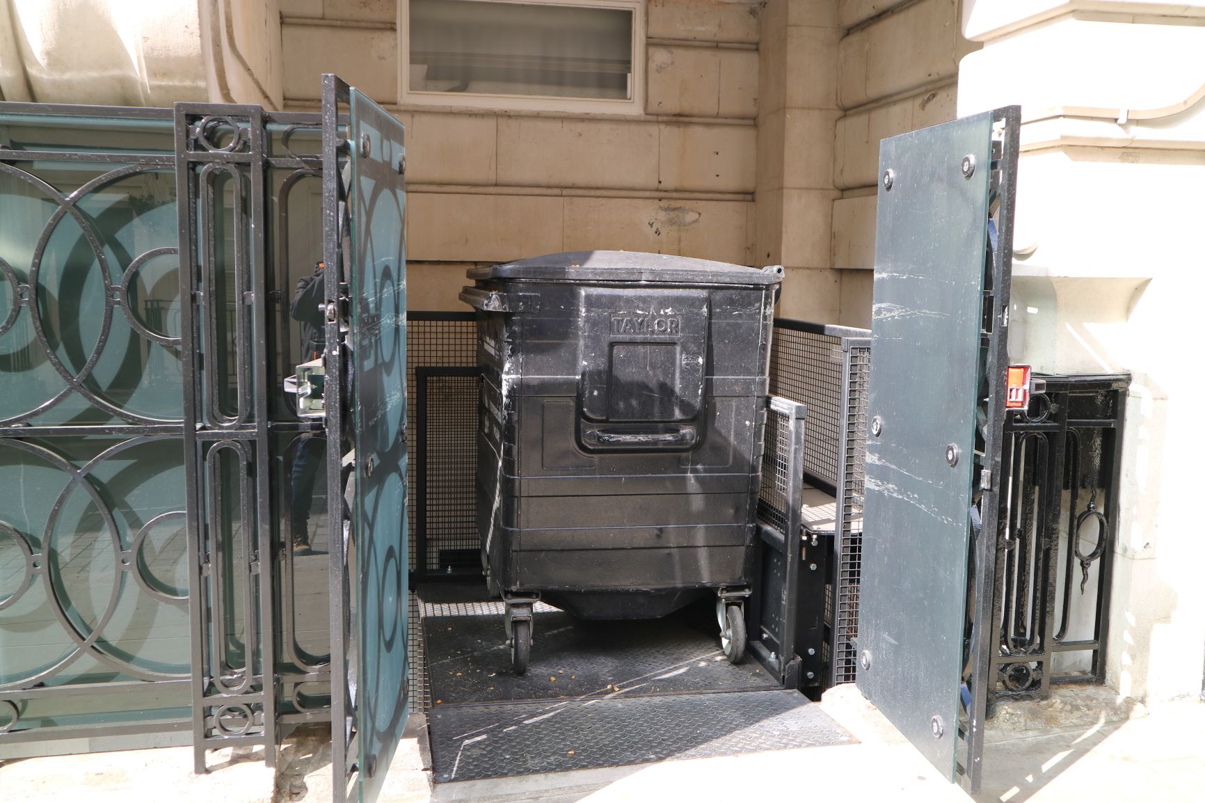 Private House London Lightwell Lift Pic[1]